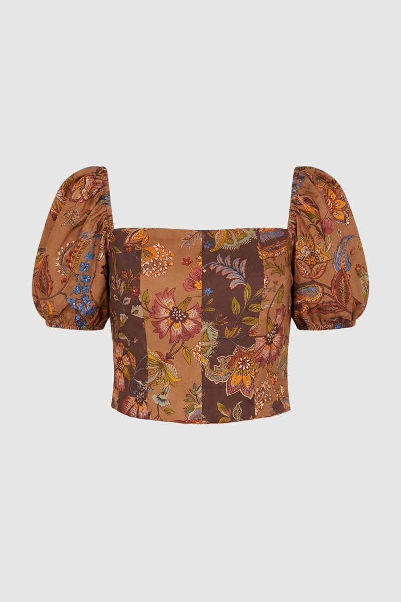 Crop top de manga corta con estampado de flores en tonos tierra. Este top tiene escote cuadrado, hombros rizados y manga engomada. 