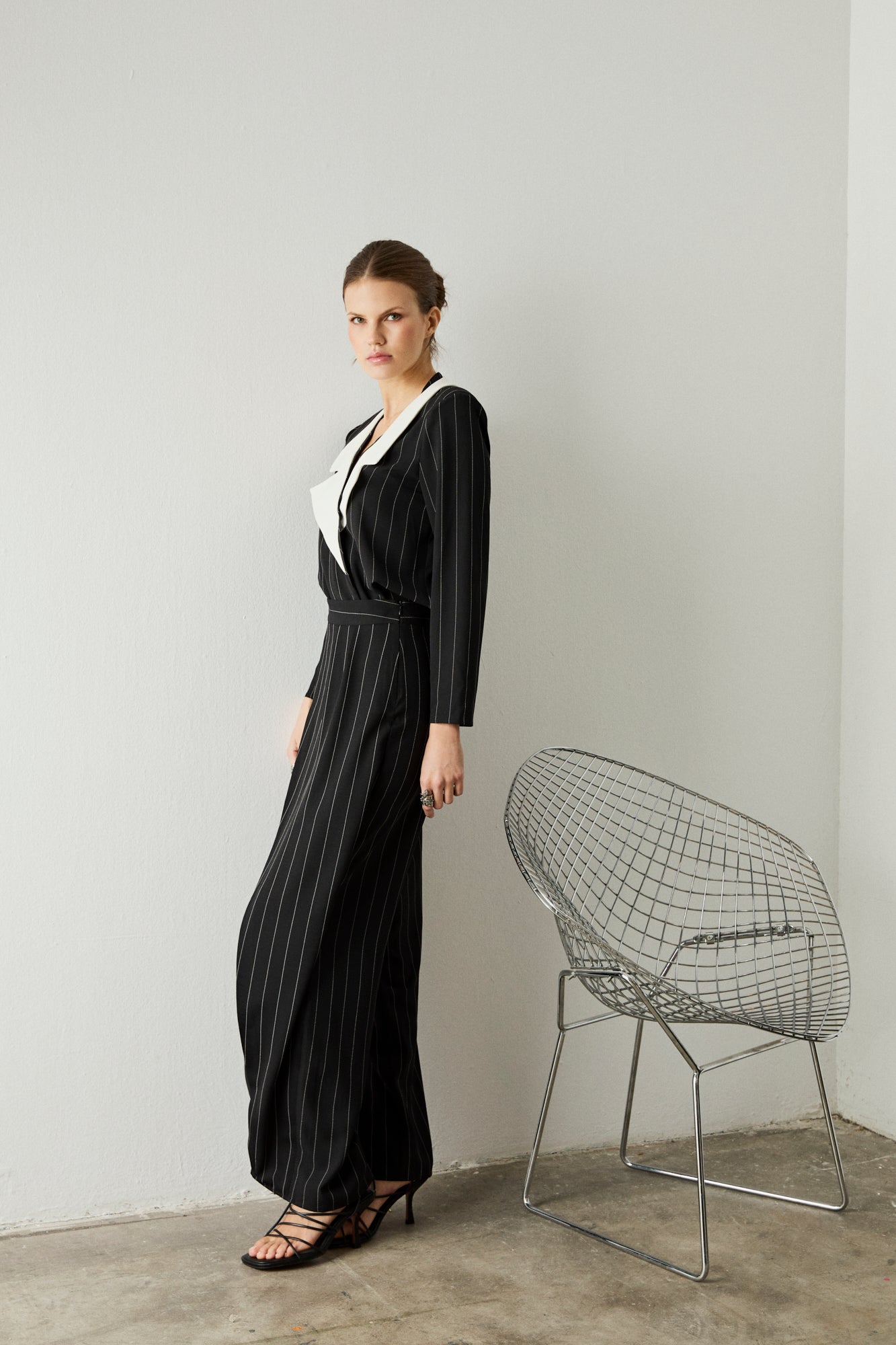 Pantalón en color negro con raya diplomática.