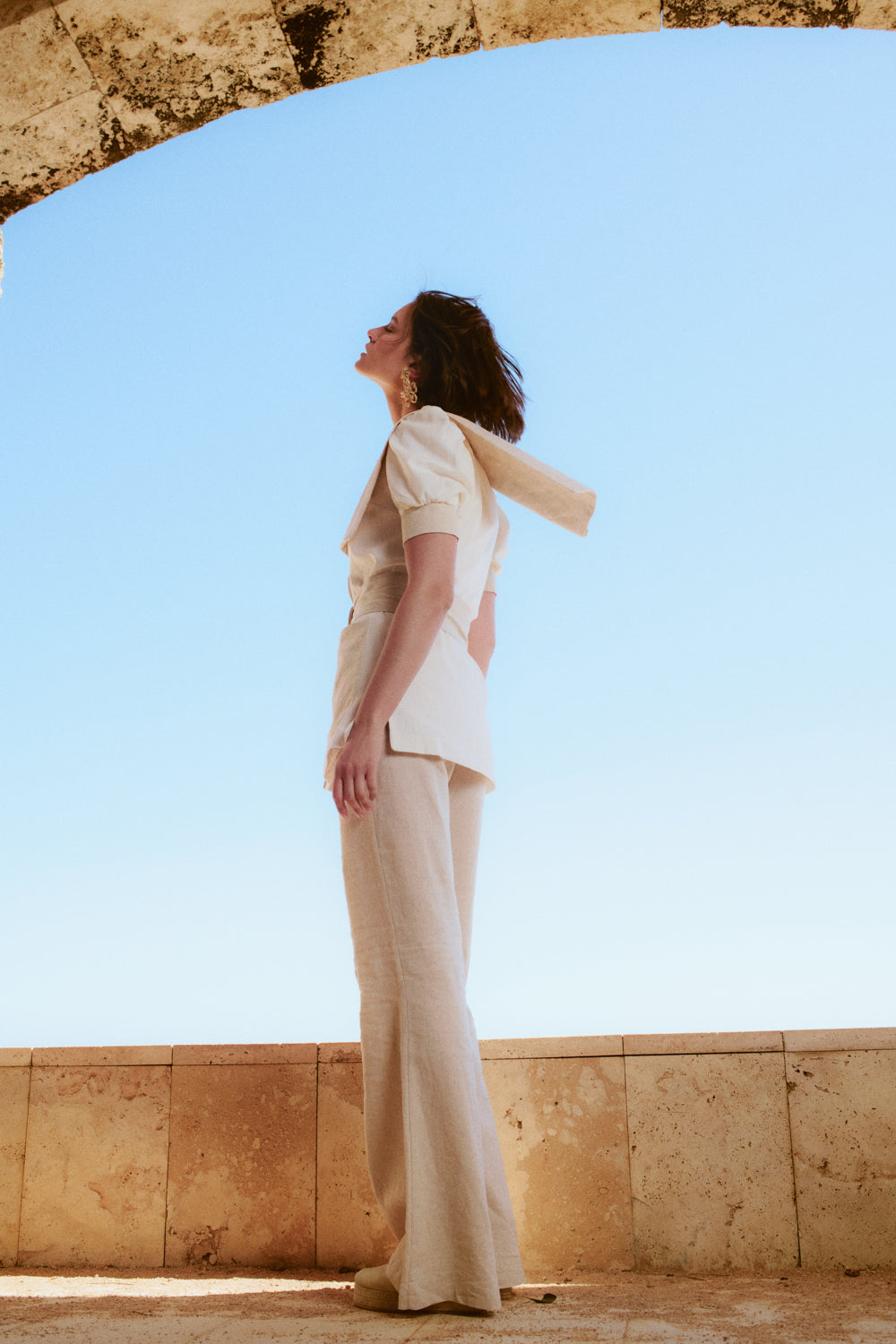 Chaqueta de lino elegante entallada y manga corta