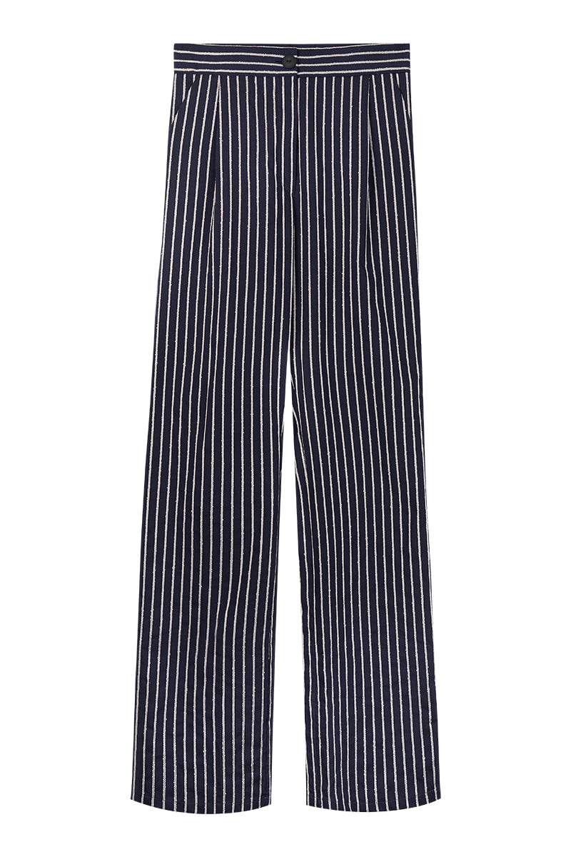 Pantalón azul de pinzas y pernera recta confeccionado en algodón.