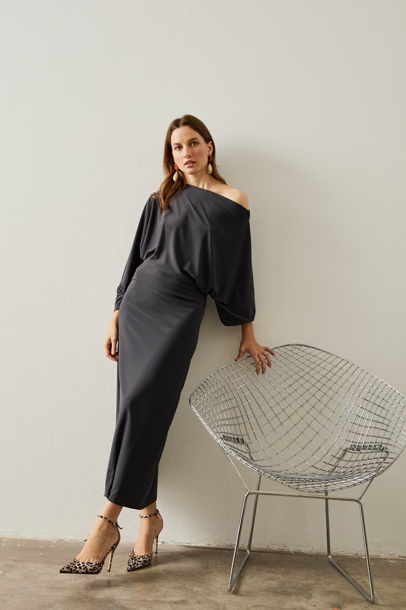 Vestido midi de manga larga en color plomo. 