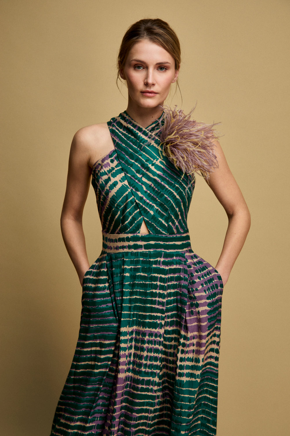 Vestido midi estampado en tonos esmeralda con cuello a la caja y escote cruzado.Este vestido tiene falda tableada con cinturilla e incluye bolsillos. 