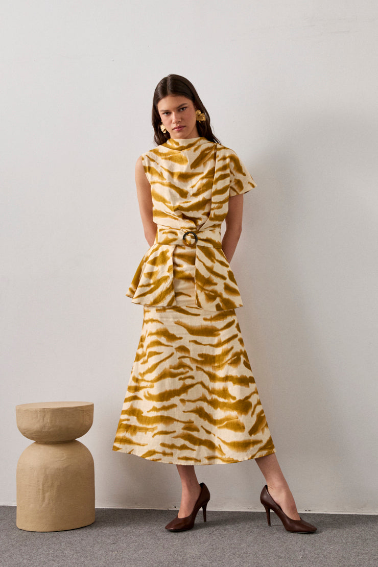 Vestido midi en color crema y manchas mostaza con mangas asimétricas.Este vestido tiene escote a la caja, corte en la cintura y cinturón confeccionado en el mismo tejido con hebilla tipo carey. 