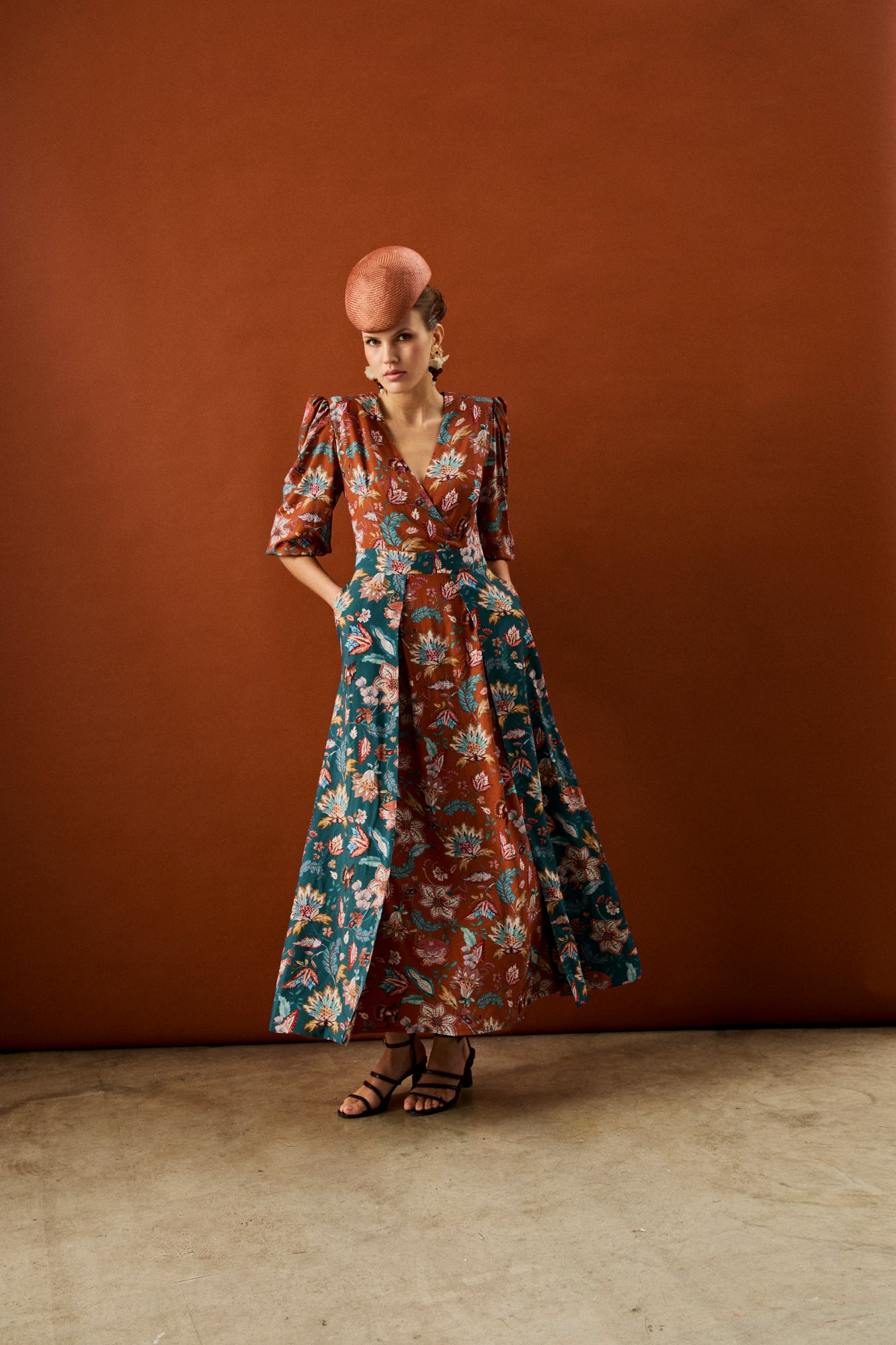 Vestido midi de manga larga estampado en tonos teja y azul.