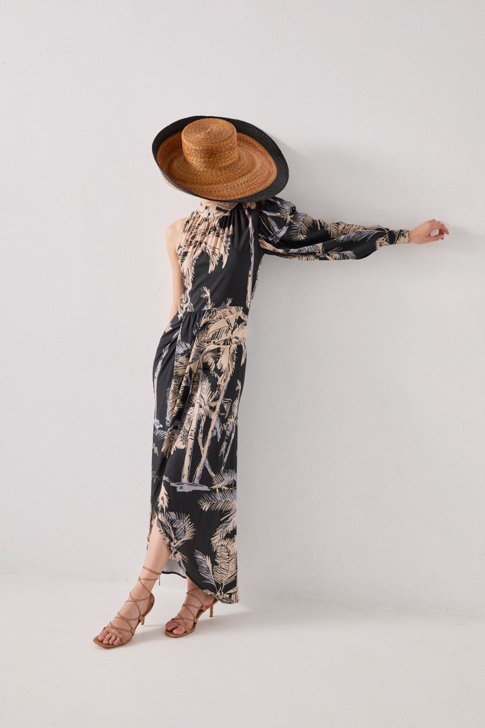 Vestido midi estampado en color marino con manga asimétrica.