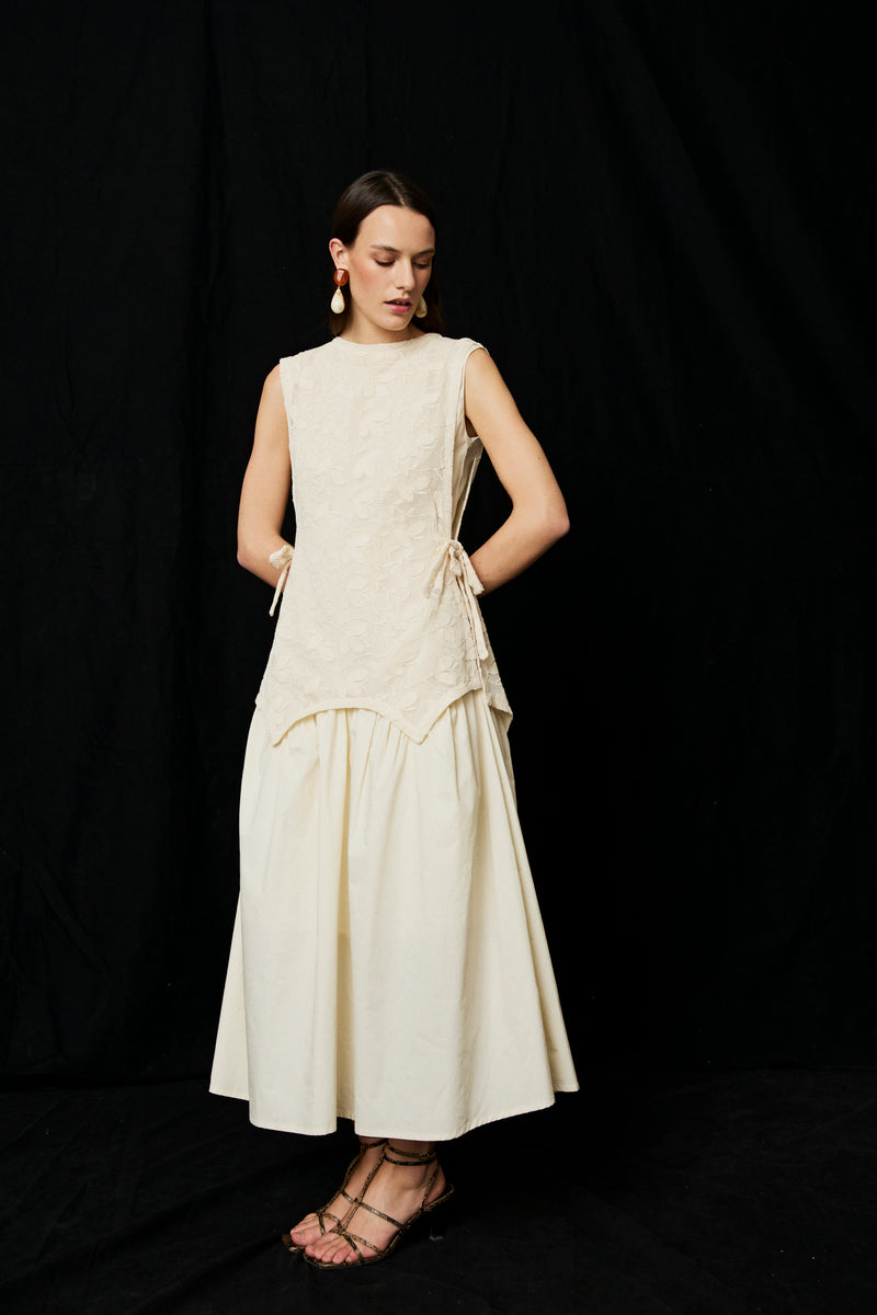 Vestido Vania Crema para un look de verano durante el embarazo