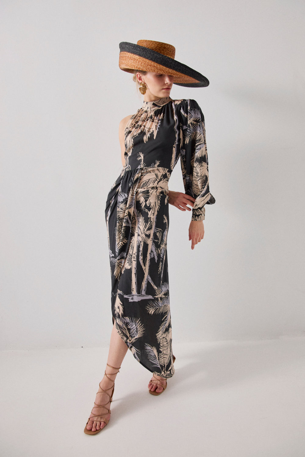 Vestido midi estampado en color marino con manga asimétrica.