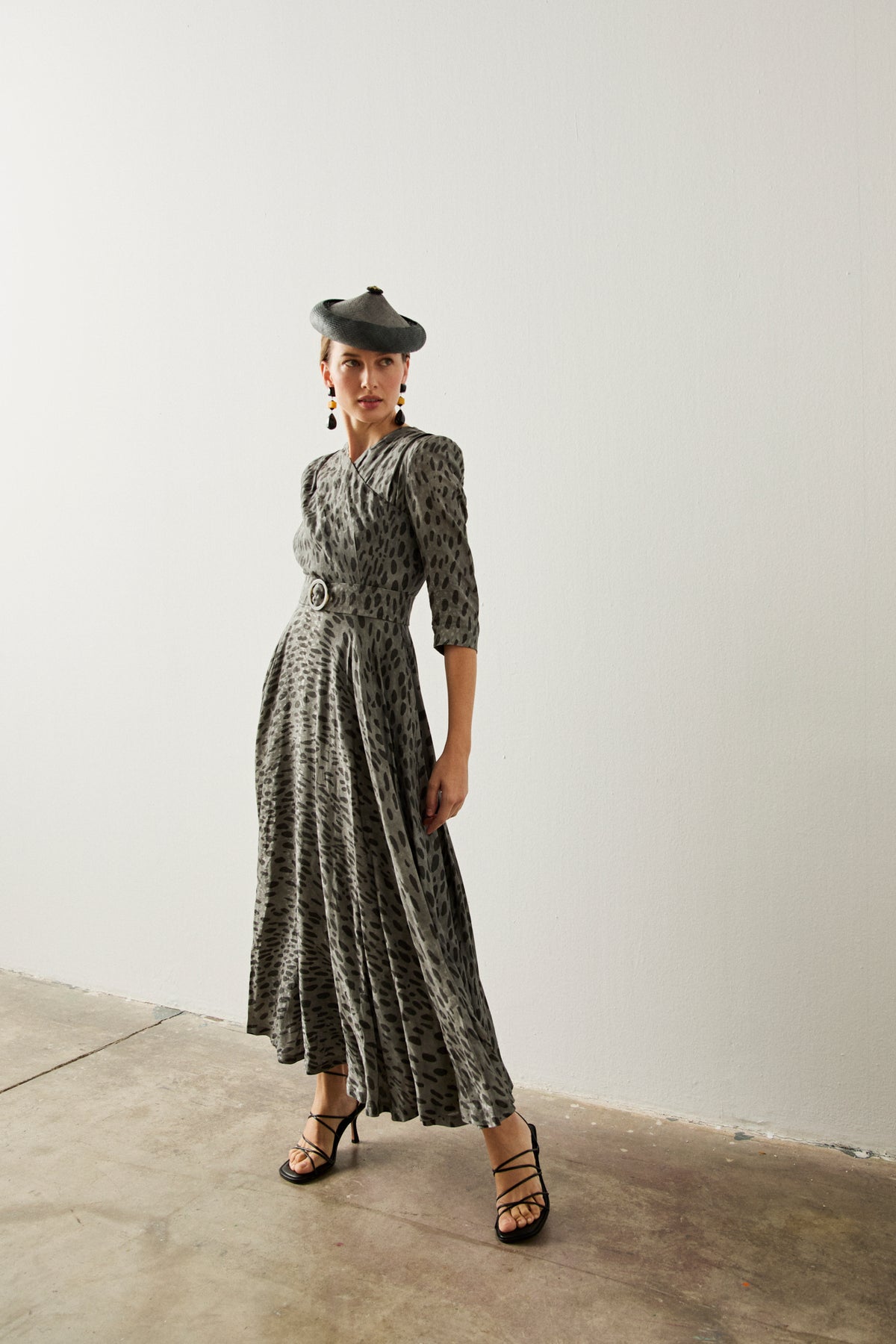 Vestido Dalma Gris midi para madrina de boda