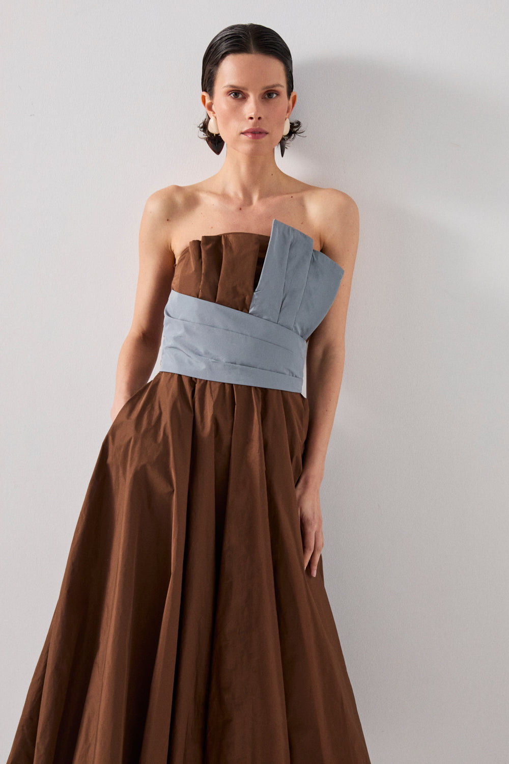 Vestido midi palabra de honor en color marrón con detalle de pieza a contraste en pecho.