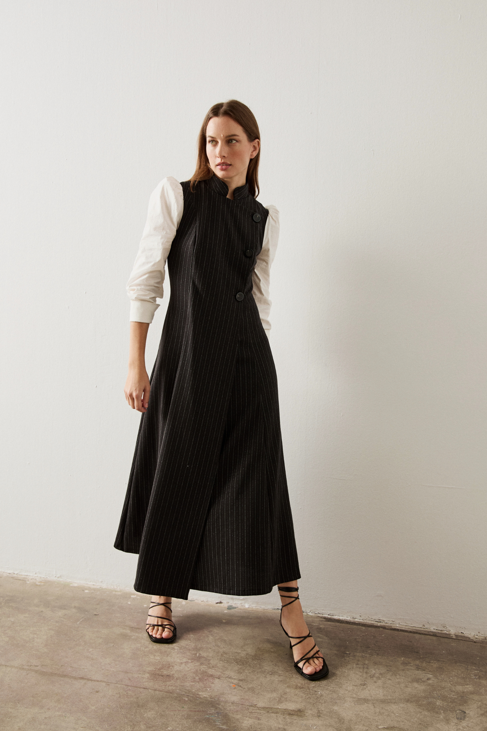 Vestido midi en color negro con raya gris y plateada