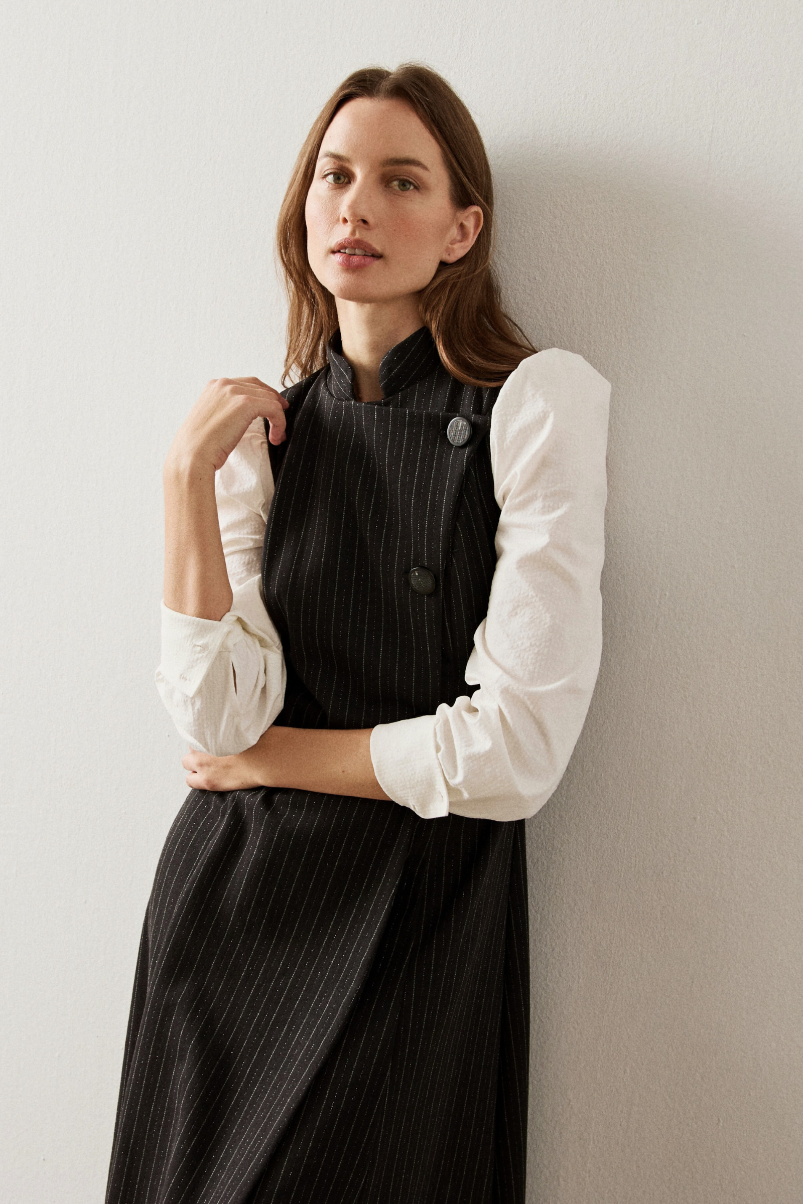 Vestido midi en color negro con raya gris y plateada