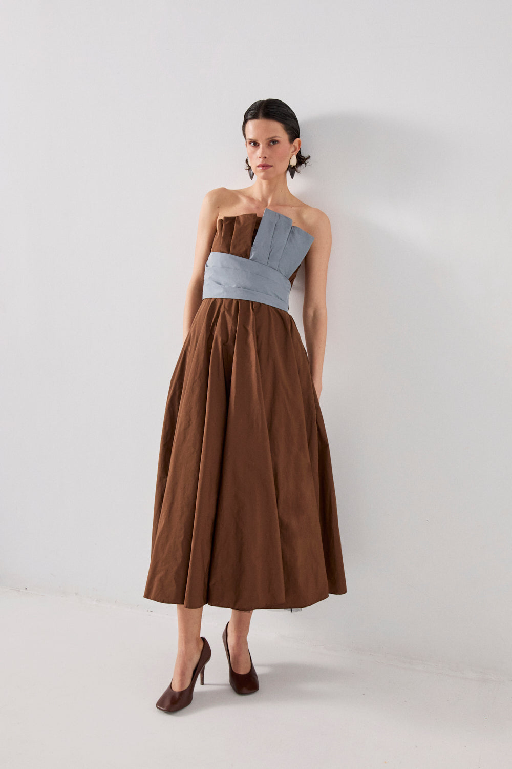 Vestido midi palabra de honor en color marrón con detalle de pieza a contraste en pecho.