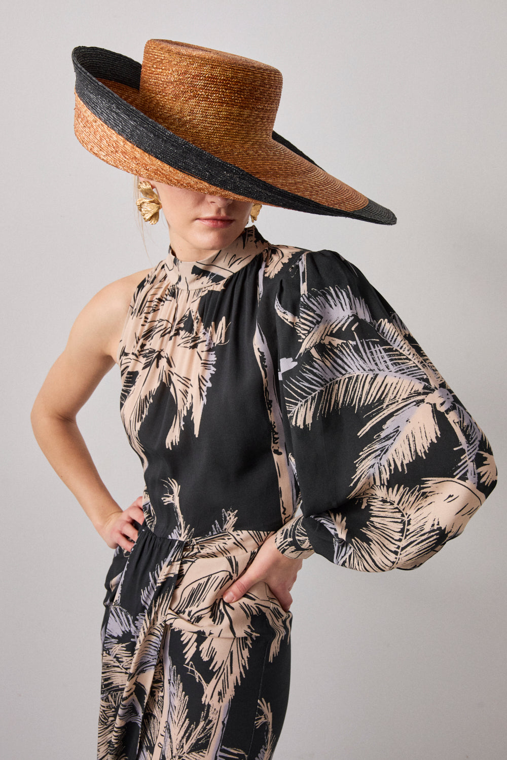 Vestido Pamela Marino de Vogana para invitada de boda con estampado azul marino, manga asimétrica, cuello subido y falda drapeada