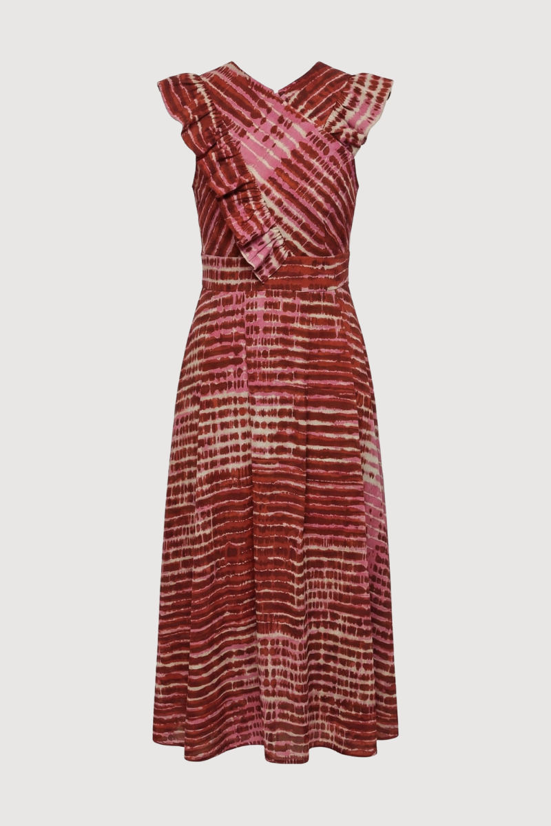 Vestido midi en color fresa con volante en hombros. Este vestido tiene falda tableada con cinturilla e incluye bolsillos. 