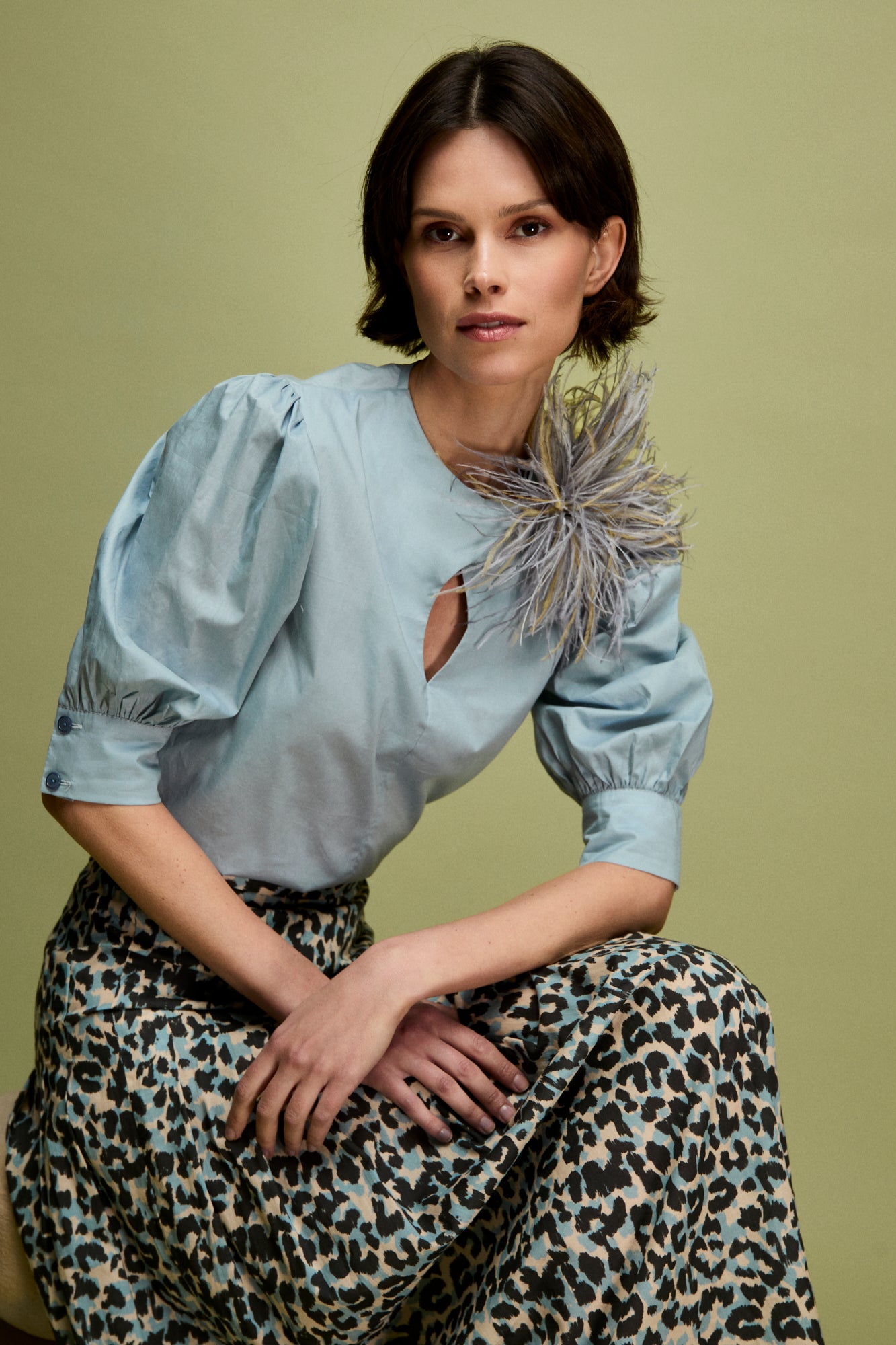 Blusa de algodón en color celeste con manga corta abullonada y puño ajustado.