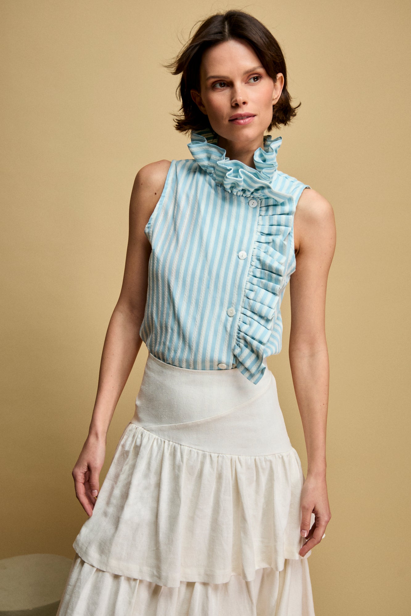 Falda midi en color blanca compuesta por volantes fruncidos.
